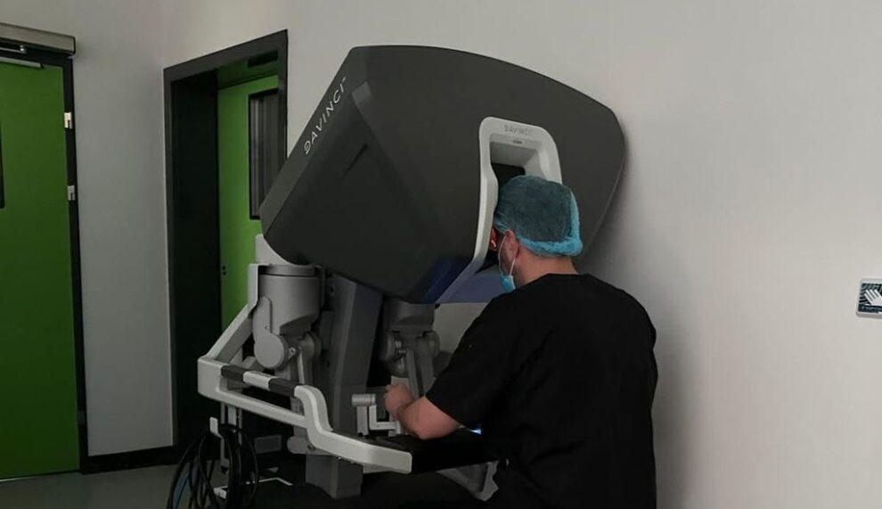 Medici din Timișoara și Bistrița colaborează pentru prostatectomii asistate robotic
