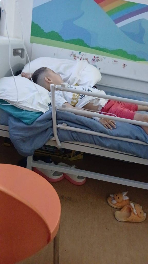 Băiețel de 6 ani din Vaideeni luptă cu cancerul abdominal