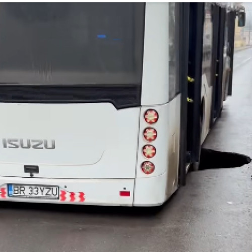 Un autobuz al Braicar a căzut într-o groapă uriașă în Brăila