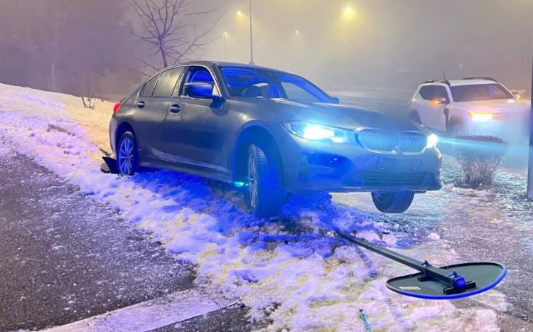 Tânără din Maramureș reținută după ce a condus beată și a avariat un indicator în Cluj