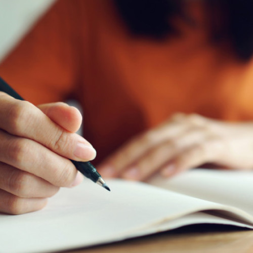 Scrisul de mână rămâne o provocare pentru multe generații din România