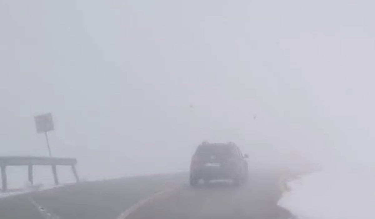 Ceață densă afectează circulația rutieră în Alba și 14 județe