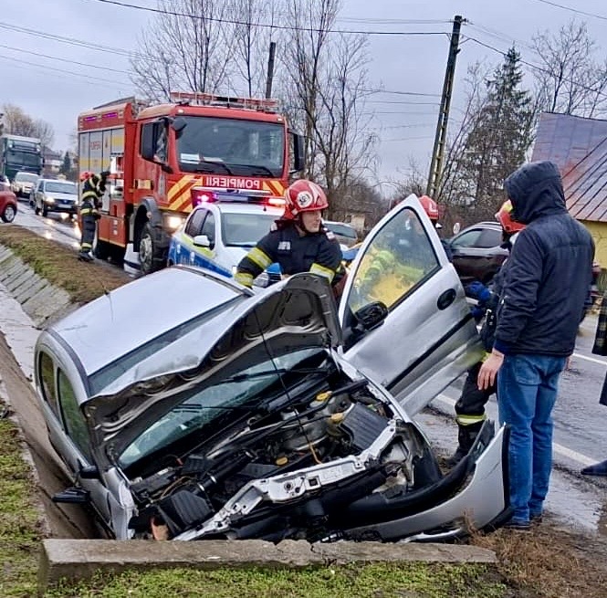 Accident rutier în Călinești: o persoană a fost trasă dintr-un vehicul răsturnat