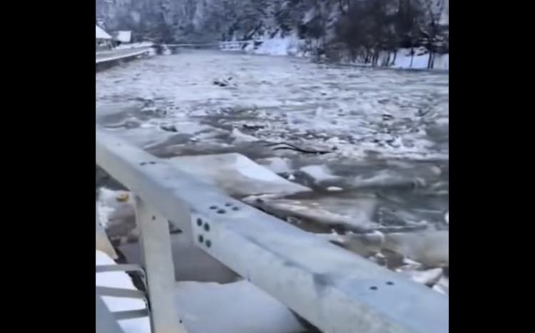 Sloiuri de gheață observate pe cursurile de apă din Maramureș