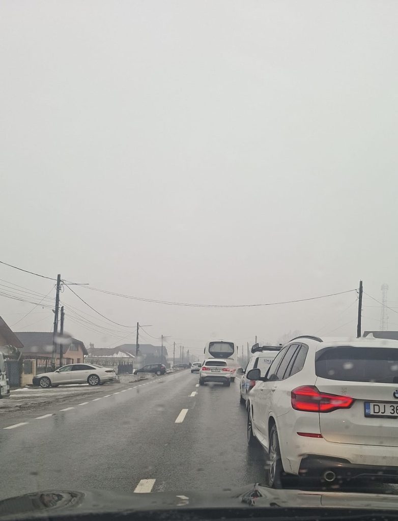 Trafic oprit pe DN 66 din cauza unui accident rutier în Gorj