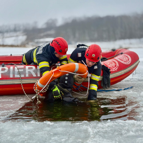 Peste 60 de pompieri botoșăneni antrenați pentru salvarea din ape înghețate
