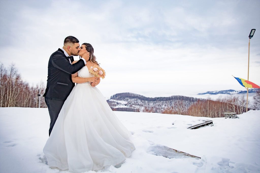Un cuplu din Gorj își celebrează nunta cu o ședință foto inedită la munte