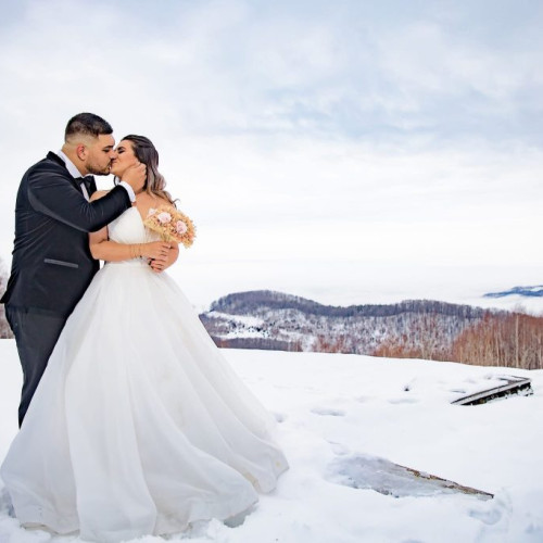 Un cuplu din Gorj își celebrează nunta cu o ședință foto inedită la munte