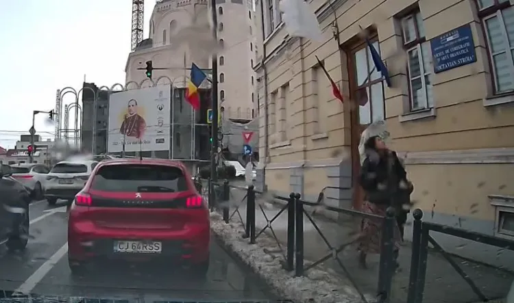 Incident periculos în Cluj: bucăți mari de gheață cad de pe o clădire