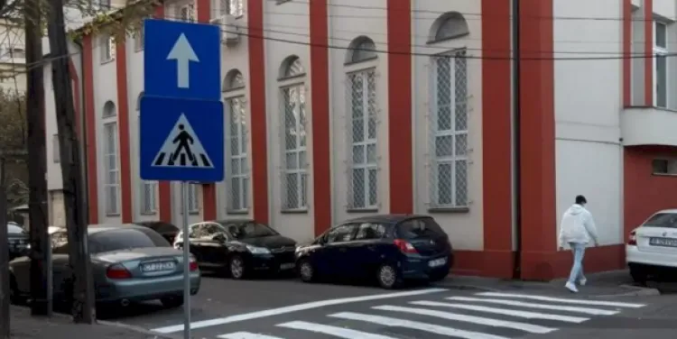 Locuitorii din Someșeni se plâng de haosul rutier generat de un sens unic