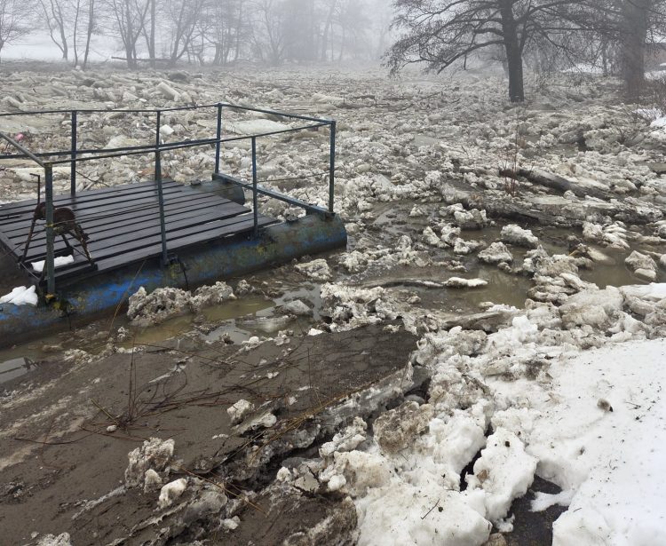 Intervenții pe râul Lăpuș pentru combaterea zăporului în Maramureș