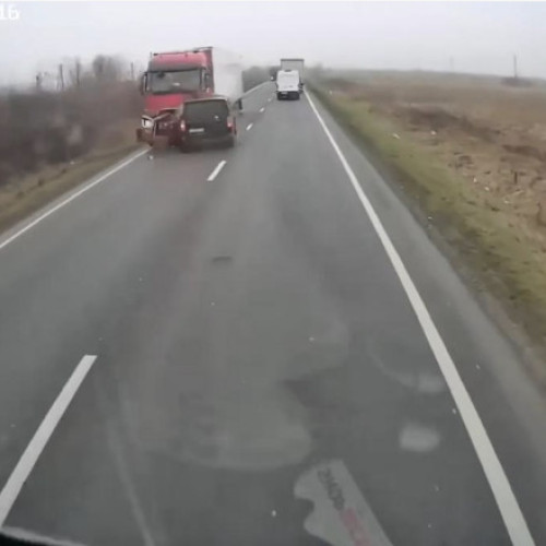 Accident grav pe DN6: șapte morți în coliziune între microbuz și TIR