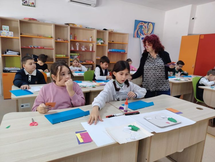 Elevii băimăreni creează povești de iarnă prin artă plastică