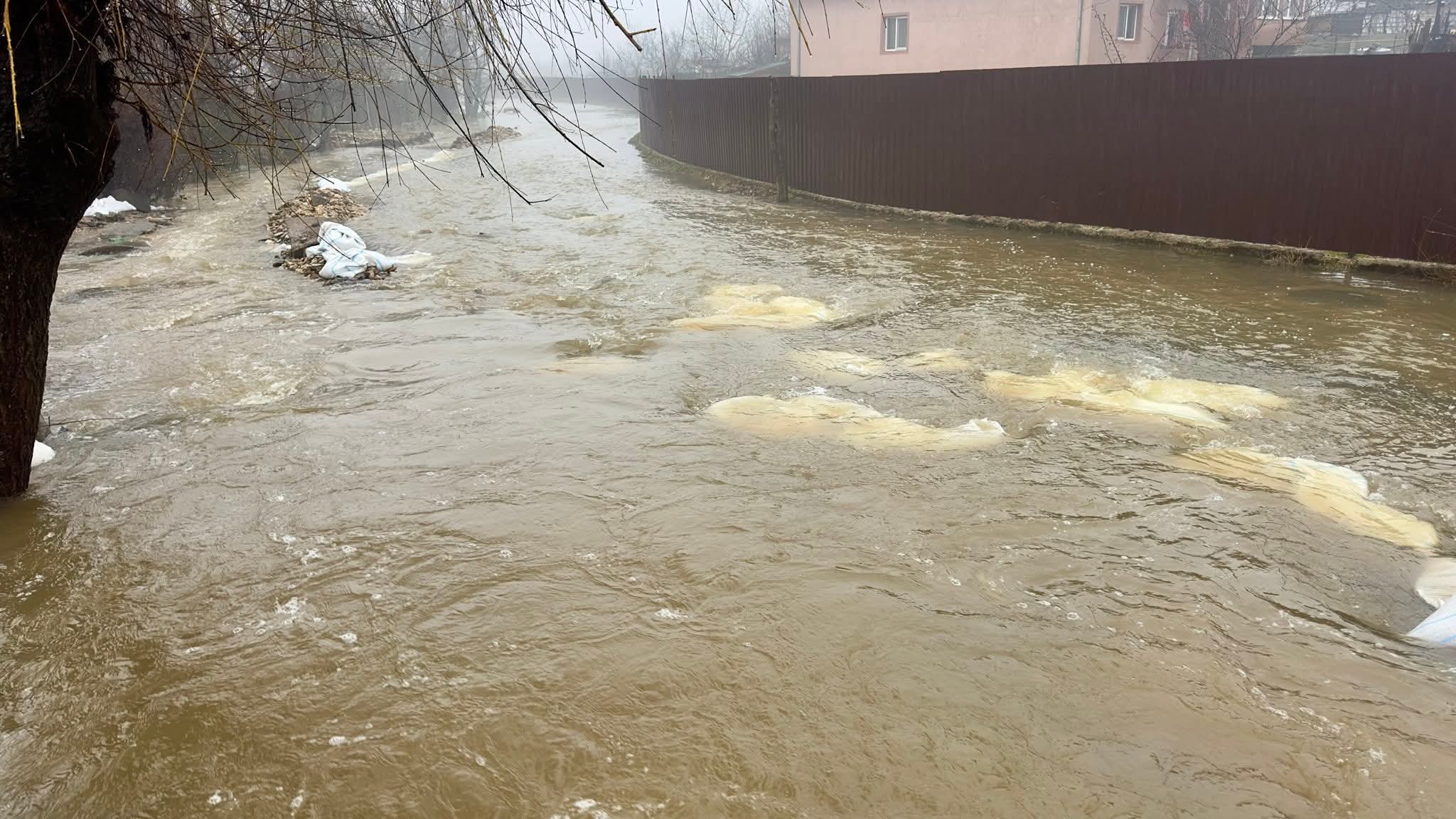 Gorjul se confruntă cu inundații severe din cauza ploilor abundente