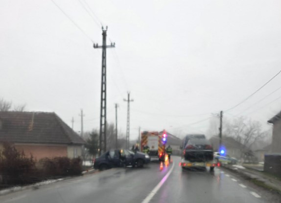 Accident grav în Colțirea: un autoturism a lovit un stâlp