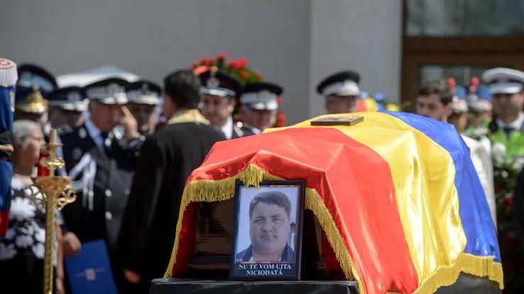 Polițiștii protestează împotriva tratamentului favoritist pentru un ucigaș de serviciu