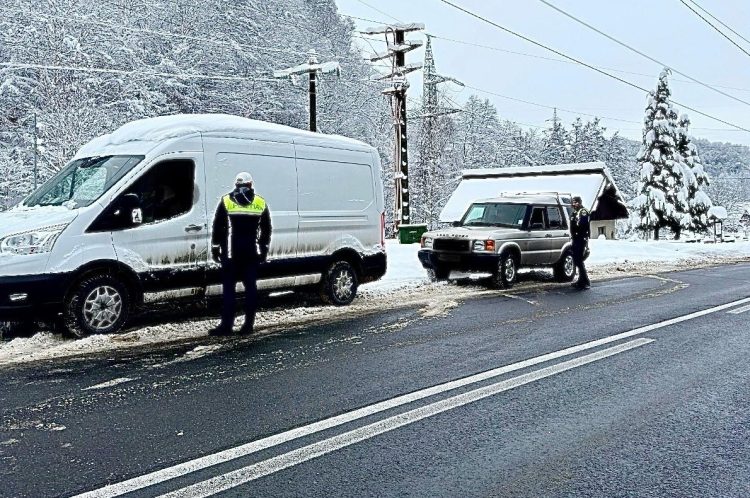 Poliția din Cavnic a desfășurat o acțiune de verificare a autovehiculelor