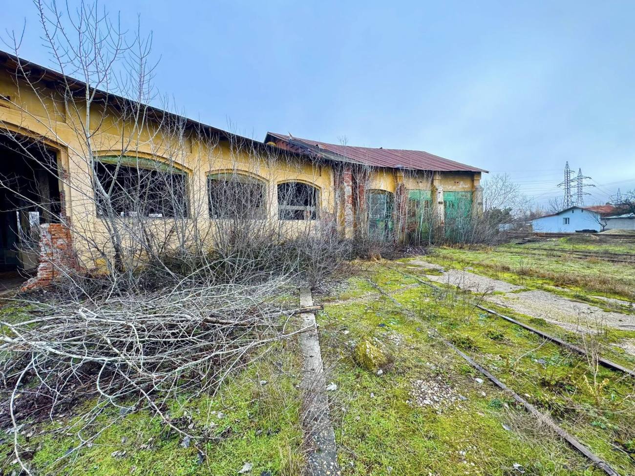 Titu își transformă terenul fostei remize CFR printr-un proiect de ecologizare