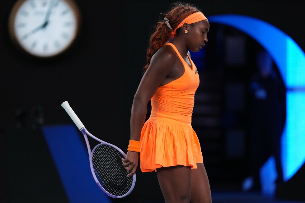 Coco Gauff își distruge racheta în semn de frustrare după înfrângerea din sferturile Australian Open
