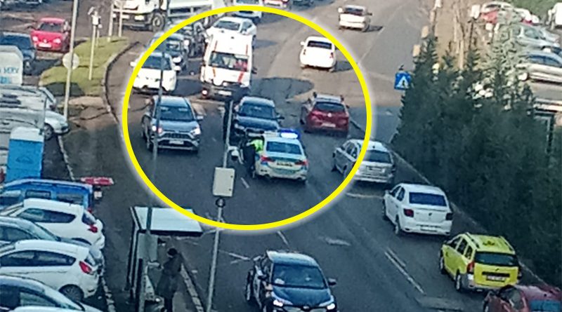 Pieton lovit de autoturism pe str. Frăsinet, intervenție a ambulanței