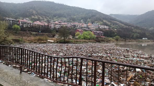 Golful Cernei se luptă cu deșeurile aduse de viituri