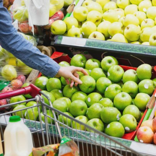 Treisprezece țări europene comercializează mere cu reziduuri excesive de pesticide