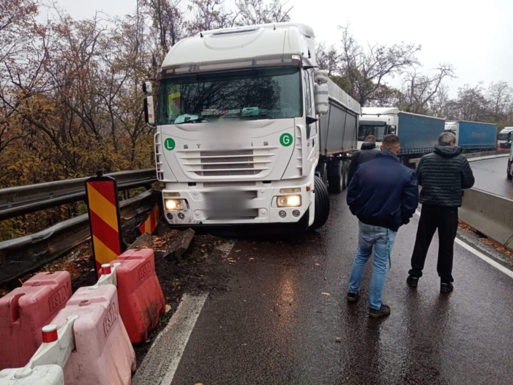 Defecțiune tehnică blochează DN 7 Pitești-Râmnicu Vâlcea