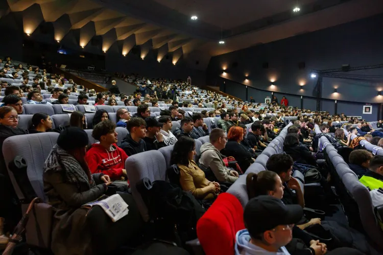 Peste 600 de elevi din Cluj-Napoca participă la conferința CARS Talks