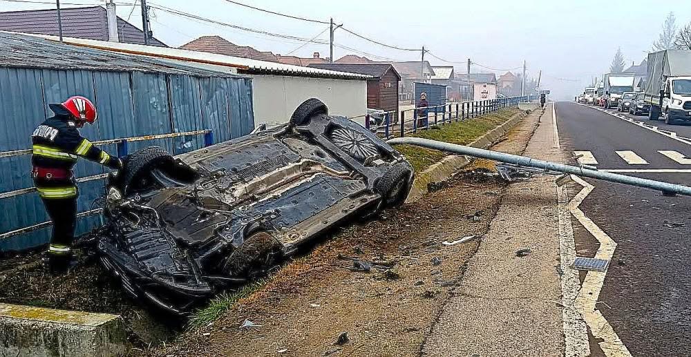 Accident grav în Stâlpeni: o femeie a fost încarcerată