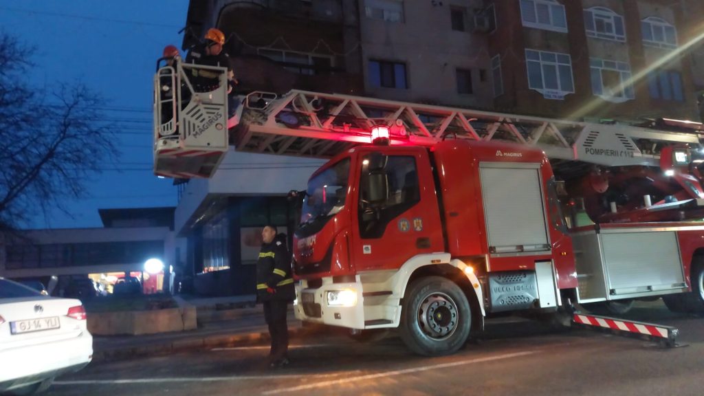 Intervenție ISU Gorj pentru îndepărtarea pericolelor de pe fațada unui bloc
