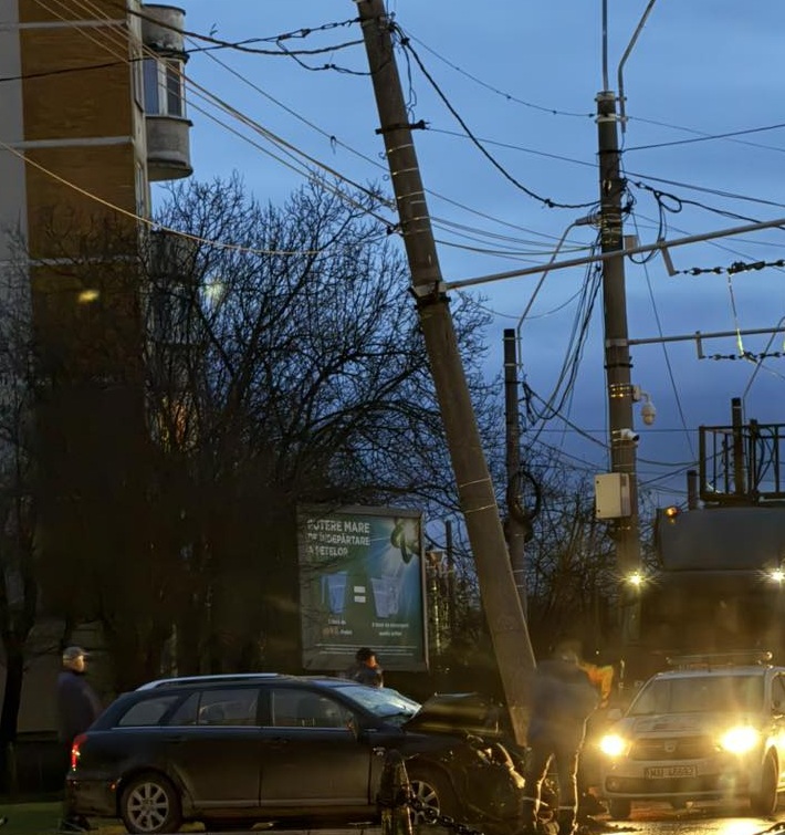 Accident rutier în Baia Mare: un autoturism a lovit un stâlp de iluminat