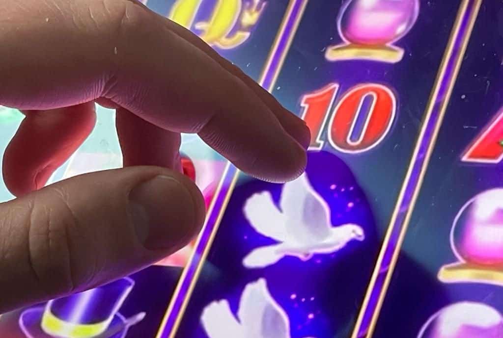 Pensionar din Cugir condamnat pentru distrugerea unui aparat de jocuri de noroc