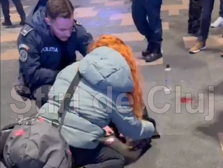 Adolescent agresoare în fața Iulius Mall Cluj, transportat la spital