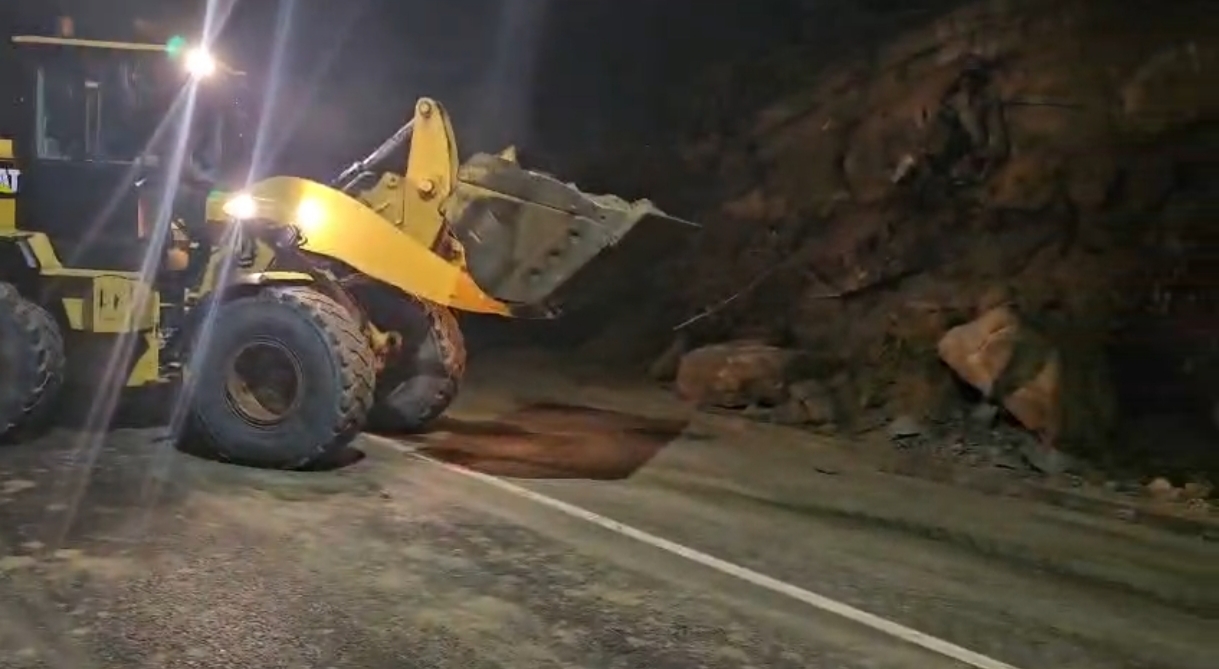 Intervenții pe DN 7 pentru îndepărtarea pietrelor căzute