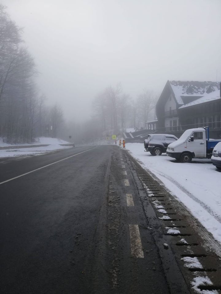 Condții meteo dificile pe drumuri: precauții pentru șoferi