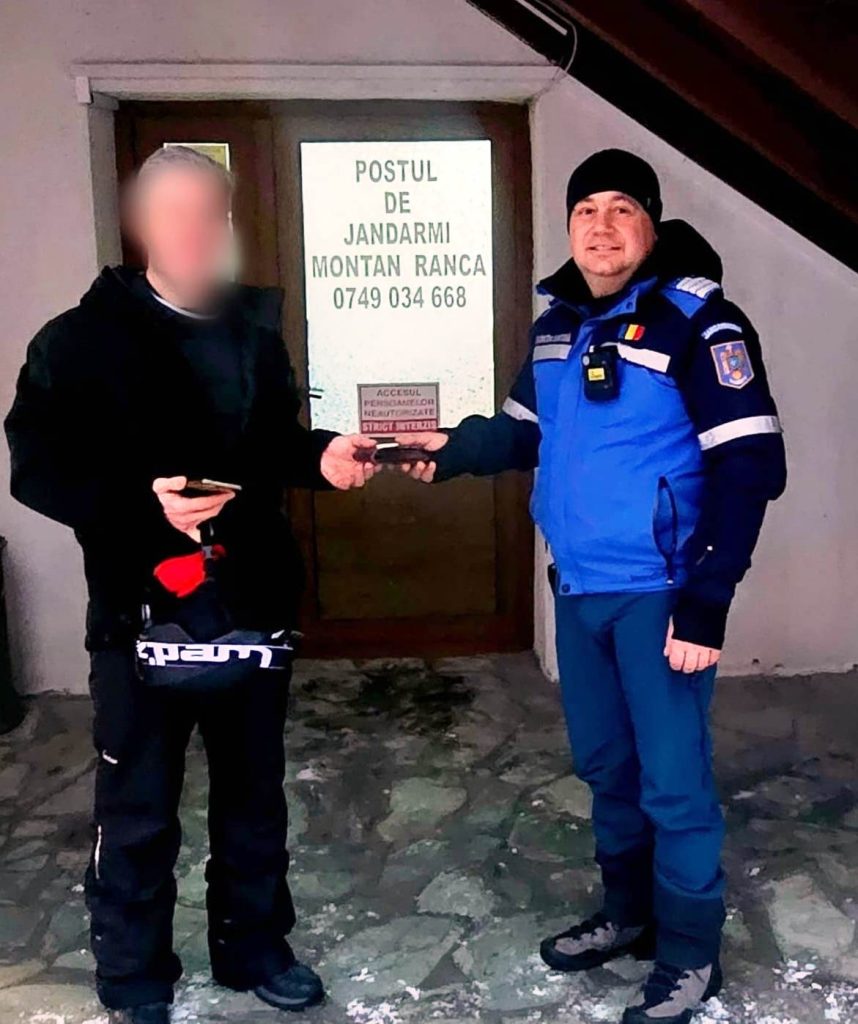 Jandarmii montani salvează bunuri pierdute pe pârtia de schi din Rânca