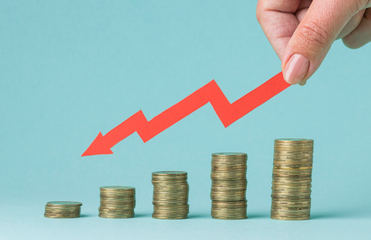 Românii își revizuiesc strategiile financiare din cauza inflației mari