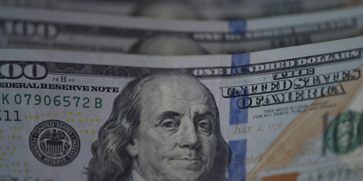 Fostul președinte al Fed: SUA au nevoie de un dolar stabil pe fondul datoriei naționale de aproape 40 de trilioane de dolari