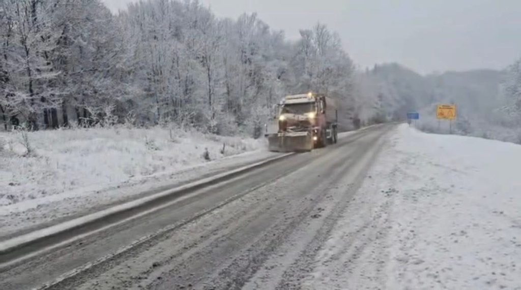 Atenție, șoferi! Condiții de iarnă afectează drumurile din Gorj