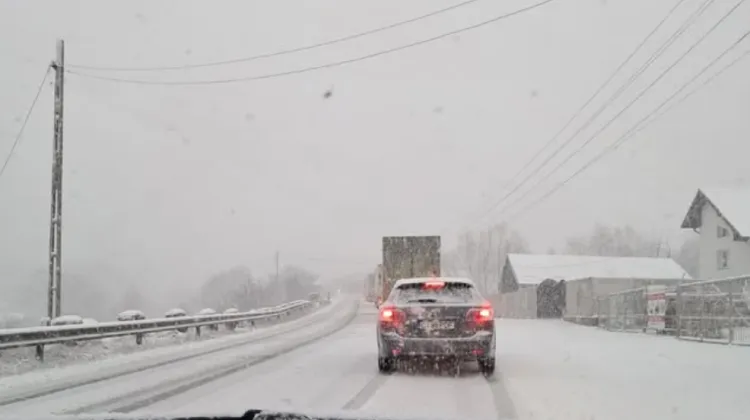 Trafic Dificil pe DN1 în Zona Piatra Craiului din cauza Zăpezii