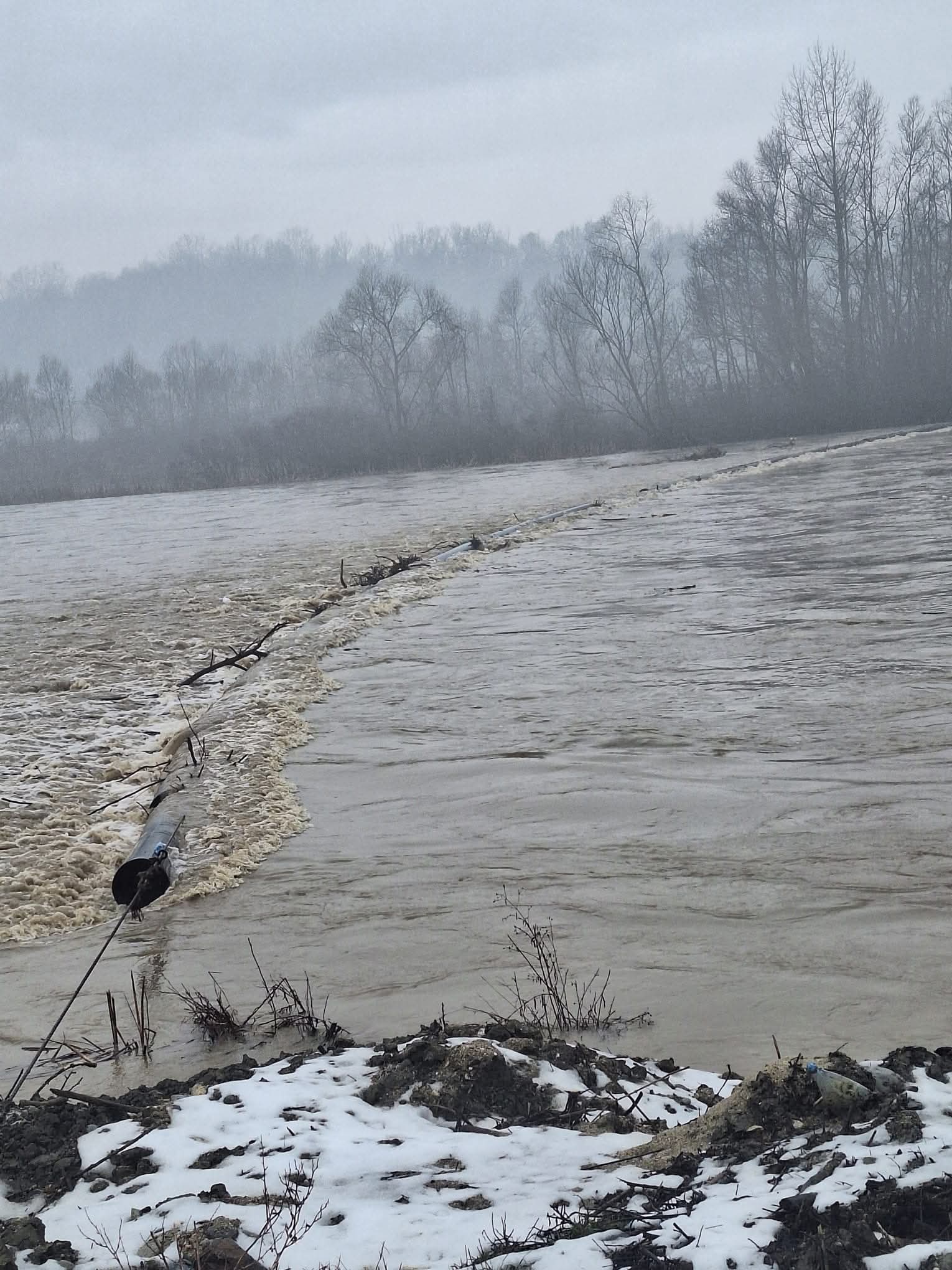 Barajul plutitor de la Rovinari, distrus de viitură