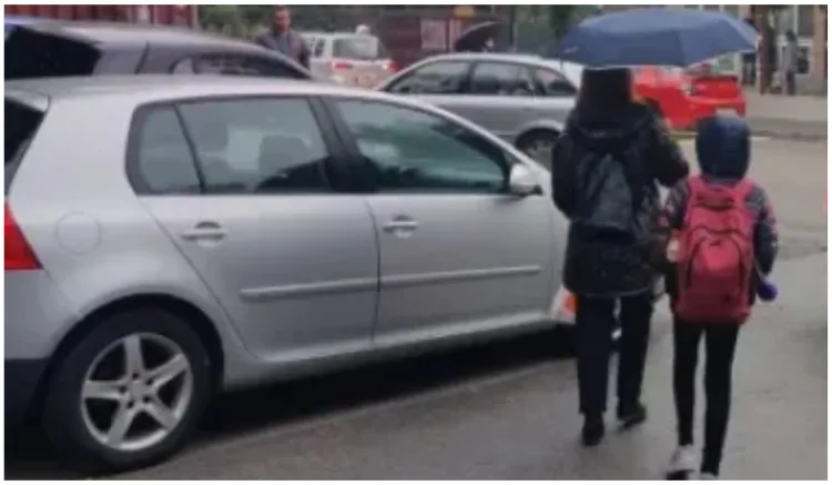 Traficul pe strada Nicolae Drăganu, blocat din cauza școlilor Montessori