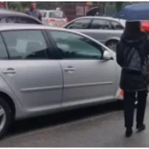 Traficul pe strada Nicolae Drăganu, blocat din cauza școlilor Montessori