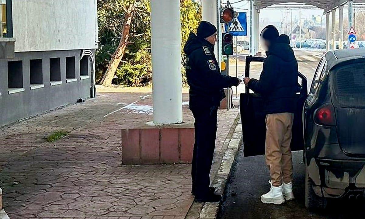 Bărbat din R. Moldova prins cu certificat de înmatriculare fals la frontieră