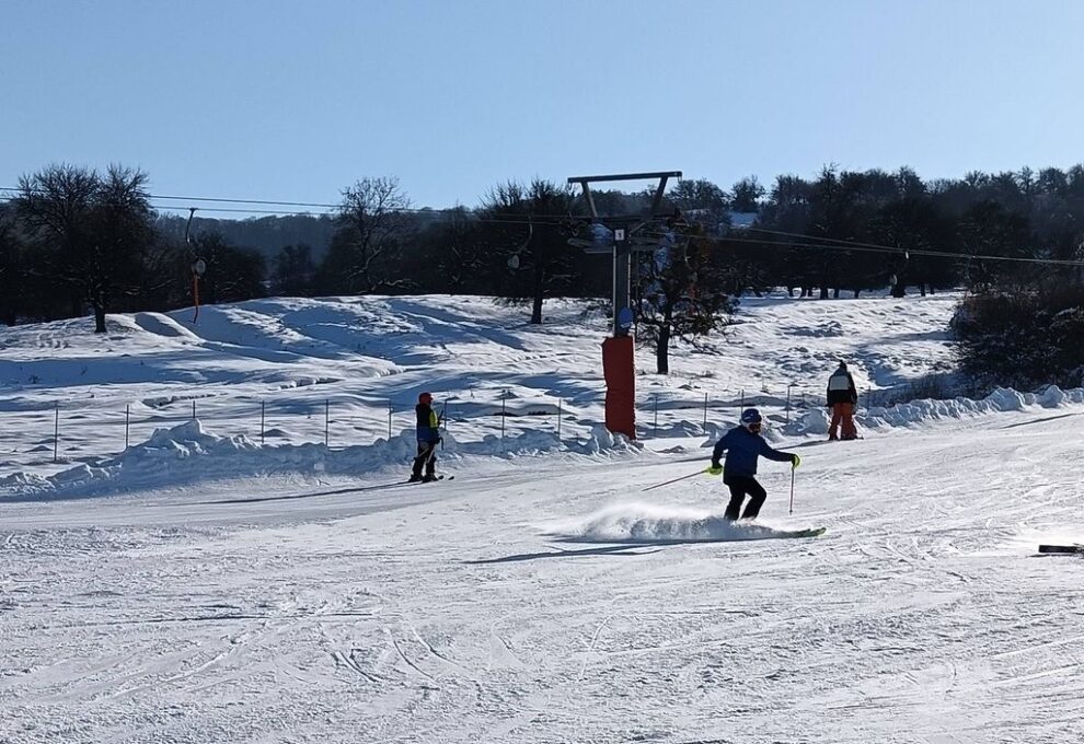 Pârtia mică de schi se redeschide marți pentru pasionați