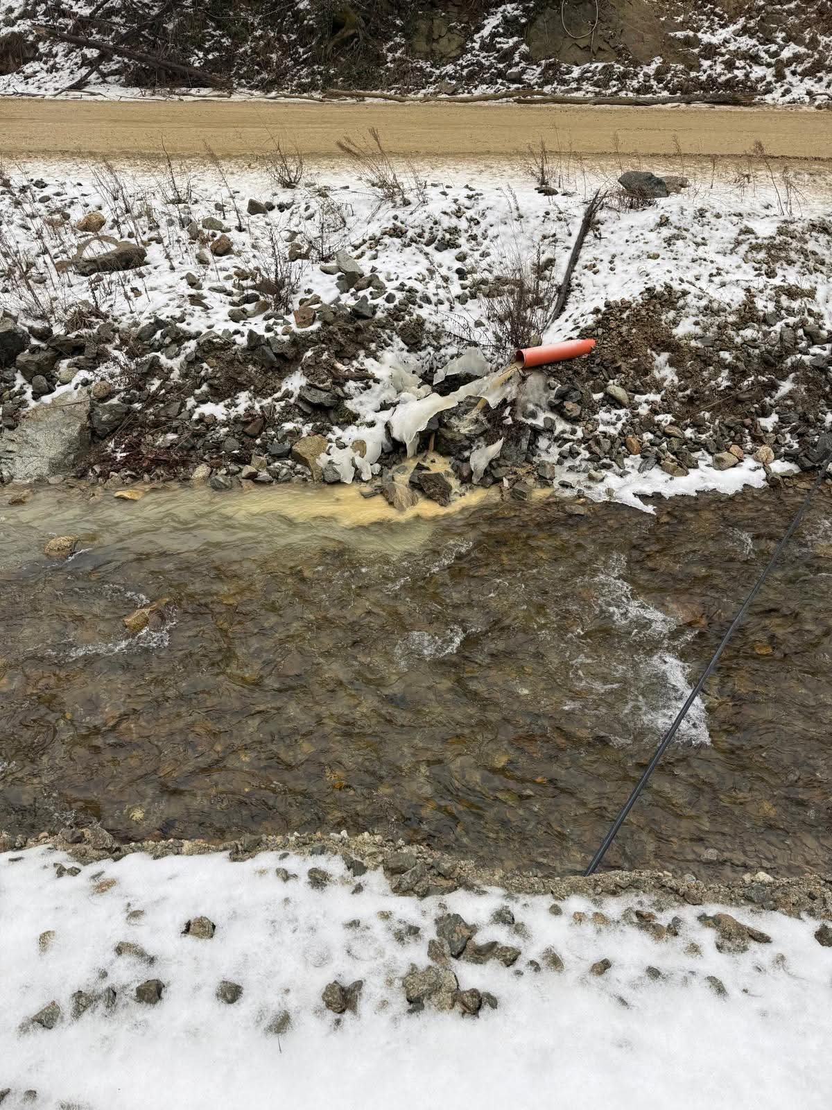 Balastiera din Bumbești-Jiu, amendată pentru deversarea apelor uzate