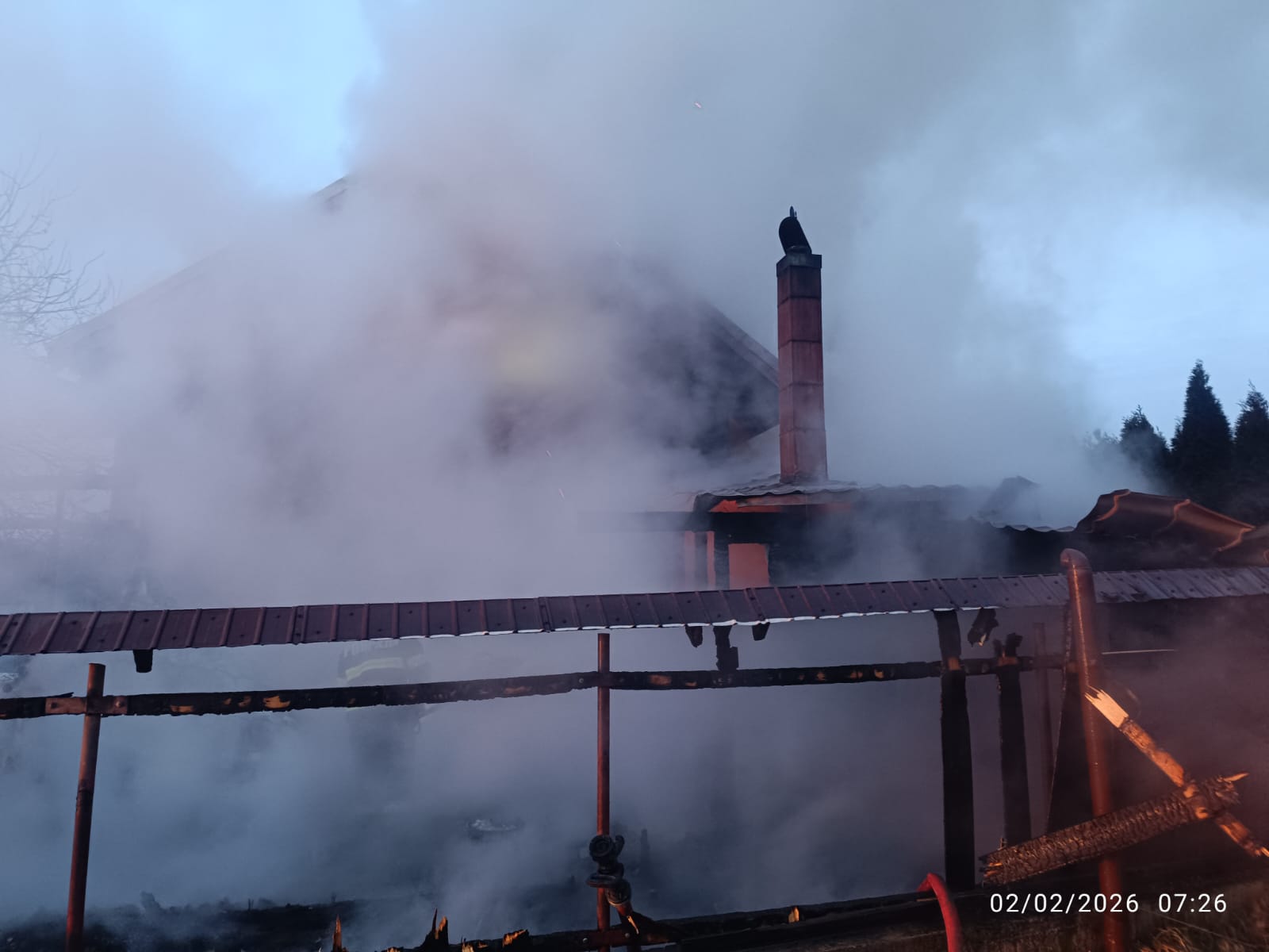 Incendiu devastator în comuna Dobreni din cauza unui conductor electric defect