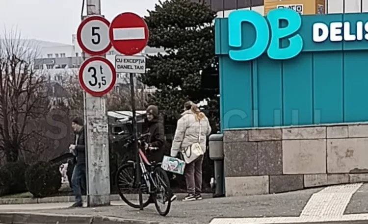 Alertă de scam în zona Iulius Mall: O femeie strânge produse pentru copii