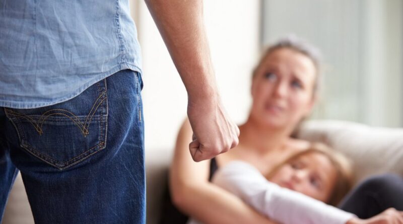 Agresiune gravă într-o familie: fratele atacă sora în fața copilului