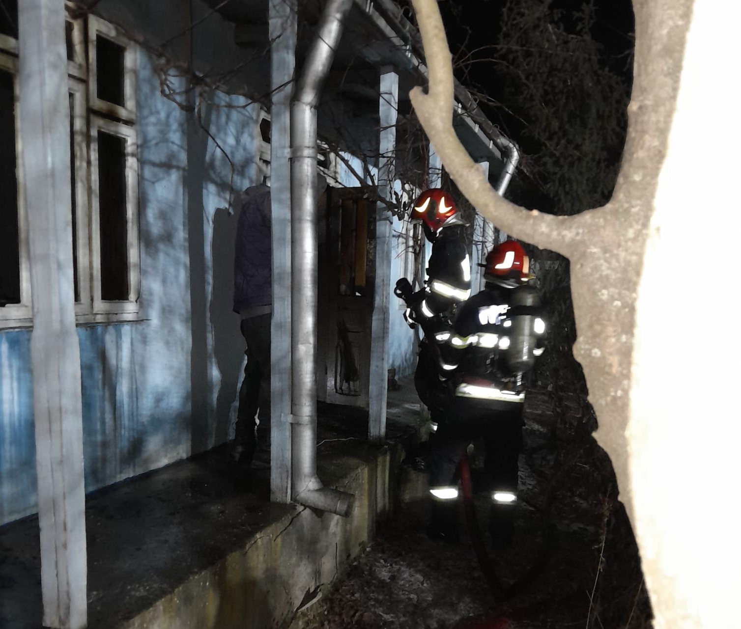 Incendiu devastator la Ștefănești: două persoane rănite